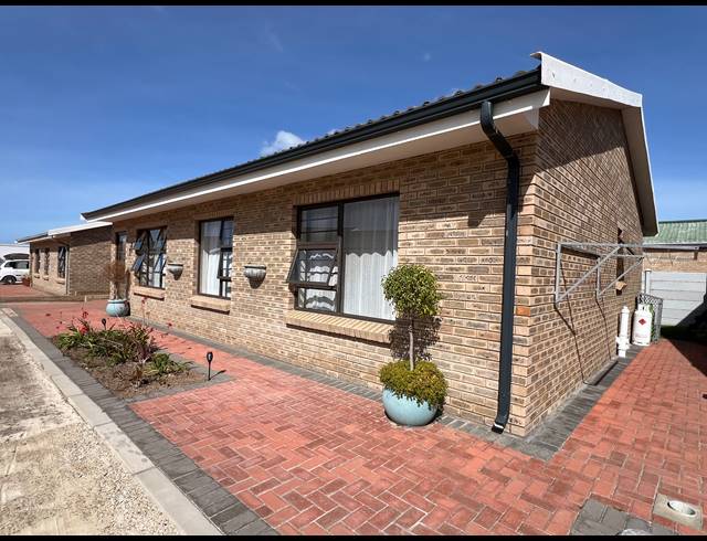3 BEDROOM TOWNHOUSE FOR SALE IN JEFFREYS BAY CENTRAL